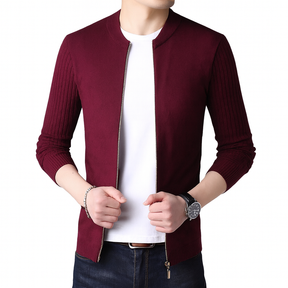 Cardigan Masculino Noir Romenzi RZ648 em detalhe, peça premium em lã de alta qualidade, com corte slim fit elegante para looks casuais ou formais.