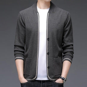 Cardigan Masculino Slim Romenzi RZ650 em detalhe, peça elegante em lã e poliéster premium, com design slim que garante estilo moderno e sofisticado.