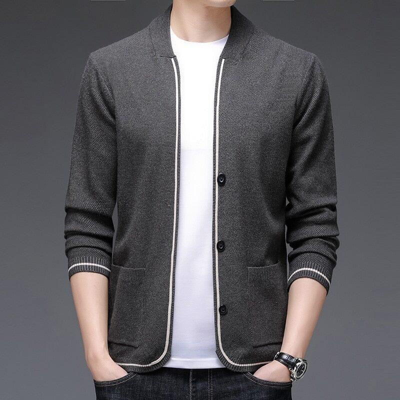 Cardigan Masculino Slim Romenzi RZ650 em detalhe, peça elegante em lã e poliéster premium, com design slim que garante estilo moderno e sofisticado.