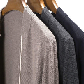 Cardigan Masculino Slim Romenzi RZ650 em detalhe, peça elegante em lã e poliéster premium, com design slim que garante estilo moderno e sofisticado.