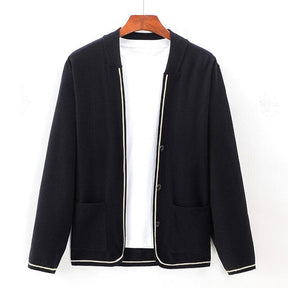 Cardigan Masculino Slim Romenzi RZ650 em detalhe, peça elegante em lã e poliéster premium, com design slim que garante estilo moderno e sofisticado.