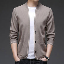 Cardigan Masculino Slim Romenzi RZ650 em detalhe, peça elegante em lã e poliéster premium, com design slim que garante estilo moderno e sofisticado.