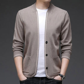 Cardigan Masculino Slim Romenzi RZ650 em detalhe, peça elegante em lã e poliéster premium, com design slim que garante estilo moderno e sofisticado.