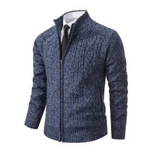 Cardigan Masculino Social Romenzi RZ651 em detalhe, peça premium em poliéster com gola alta, versátil e sofisticada para ocasiões profissionais ou casuais.