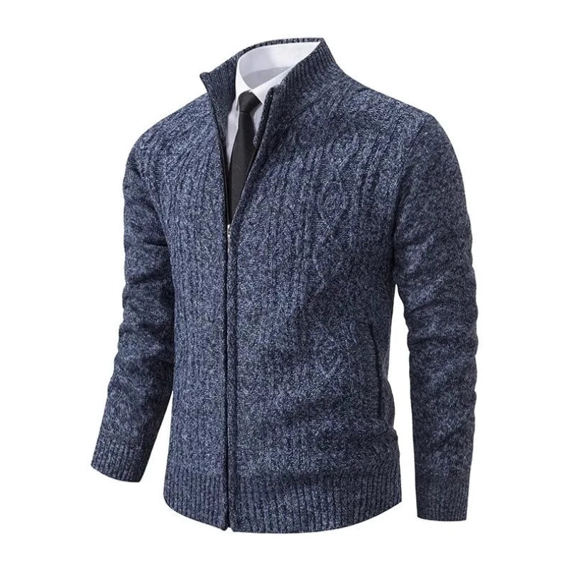 Cardigan Masculino Social Romenzi RZ651 em detalhe, peça premium em poliéster com gola alta, versátil e sofisticada para ocasiões profissionais ou casuais.