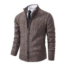 Cardigan Masculino Social Romenzi RZ651 em detalhe, peça premium em poliéster com gola alta, versátil e sofisticada para ocasiões profissionais ou casuais.