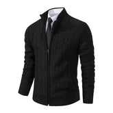 Cardigan Masculino Social Romenzi RZ651 em detalhe, peça premium em poliéster com gola alta, versátil e sofisticada para ocasiões profissionais ou casuais.