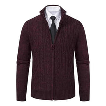 Cardigan Masculino Social Romenzi RZ651 em detalhe, peça premium em poliéster com gola alta, versátil e sofisticada para ocasiões profissionais ou casuais.