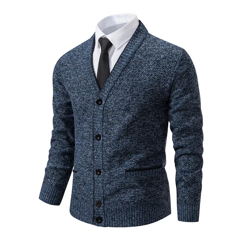 Cardigan Masculino Social Slim Romenzi RZ652 em detalhe, peça elegante e resistente em lã e poliéster, com caimento slim que garante sofisticação.