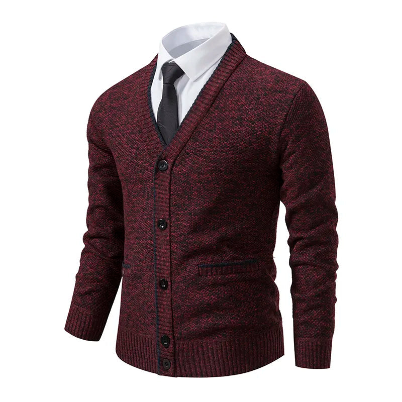 Cardigan Masculino Social Slim Romenzi RZ652 em detalhe, peça elegante e resistente em lã e poliéster, com caimento slim que garante sofisticação.