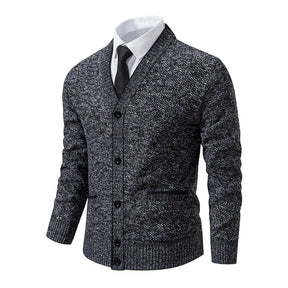 Cardigan Masculino Social Slim Romenzi RZ652 em detalhe, peça elegante e resistente em lã e poliéster, com caimento slim que garante sofisticação.