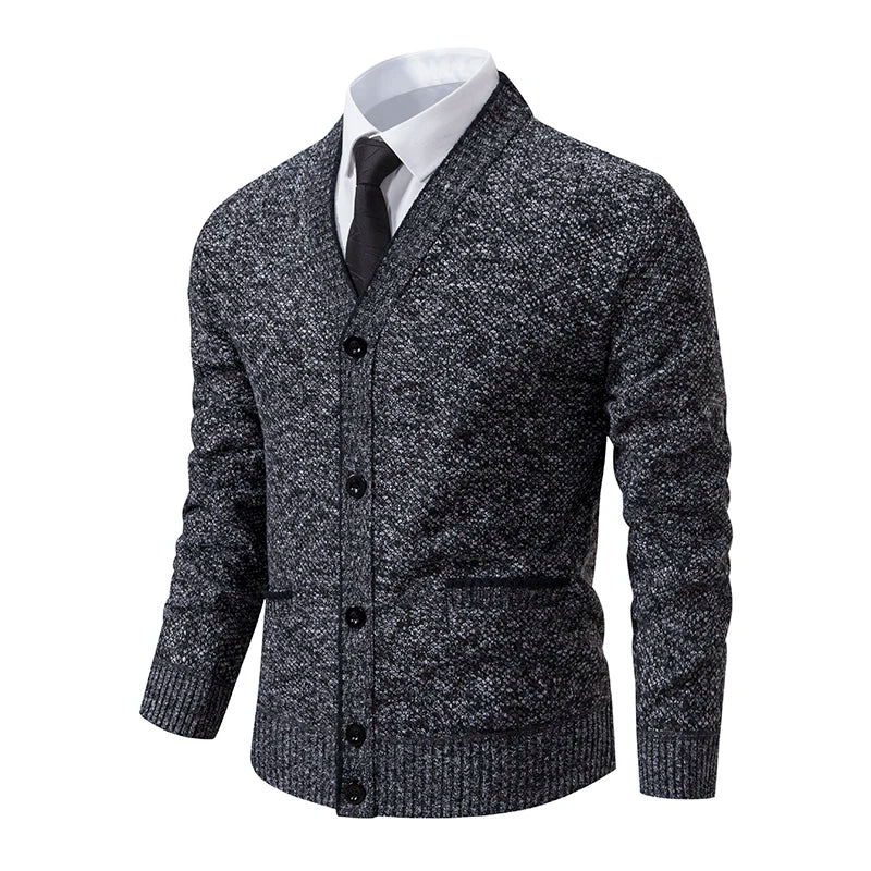 Cardigan Masculino Social Slim Romenzi RZ652 em detalhe, peça elegante e resistente em lã e poliéster, com caimento slim que garante sofisticação.