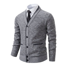 Cardigan Masculino Social Slim Romenzi RZ652 em detalhe, peça elegante e resistente em lã e poliéster, com caimento slim que garante sofisticação.