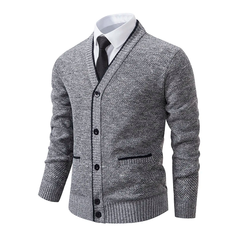 Cardigan Masculino Social Slim Romenzi RZ652 em detalhe, peça elegante e resistente em lã e poliéster, com caimento slim que garante sofisticação.