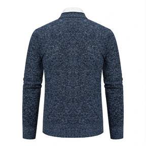 Cardigan Masculino Social Slim Romenzi RZ652 em detalhe, peça elegante e resistente em lã e poliéster, com caimento slim que garante sofisticação.
