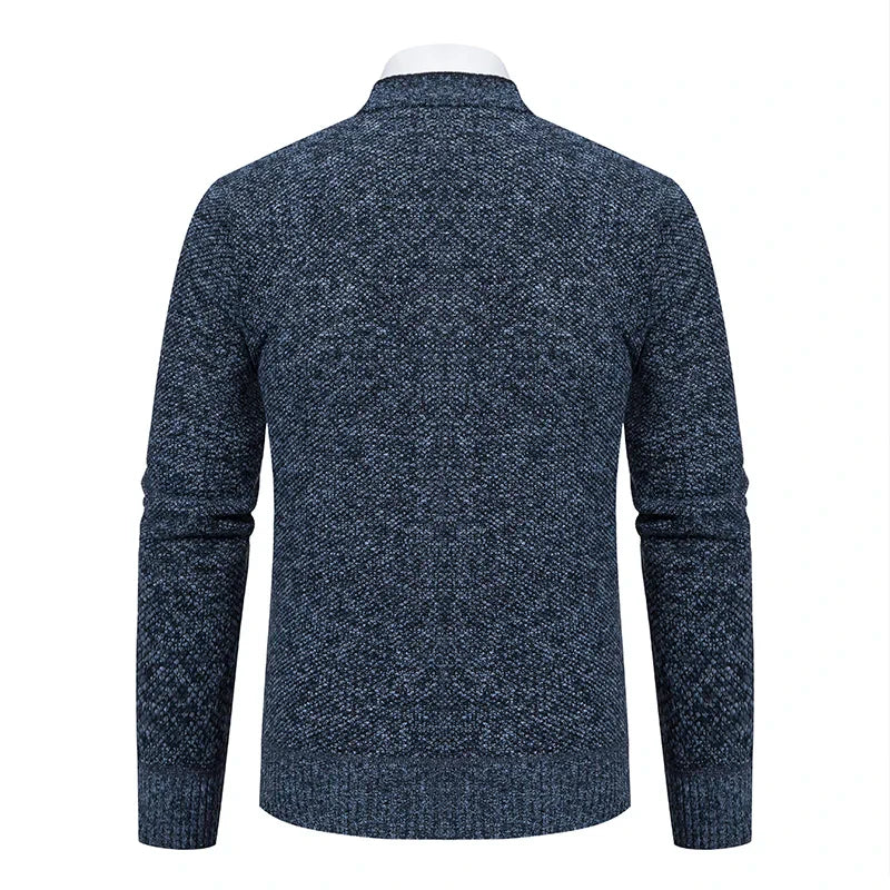 Cardigan Masculino Social Slim Romenzi RZ652 em detalhe, peça elegante e resistente em lã e poliéster, com caimento slim que garante sofisticação.