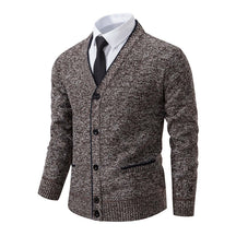 Cardigan Masculino Social Slim Romenzi RZ652 em detalhe, peça elegante e resistente em lã e poliéster, com caimento slim que garante sofisticação.