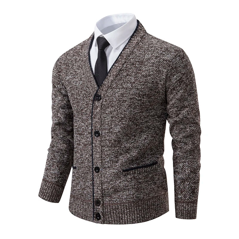 Cardigan Masculino Social Slim Romenzi RZ652 em detalhe, peça elegante e resistente em lã e poliéster, com caimento slim que garante sofisticação.