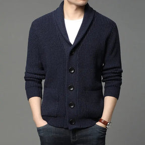 Cardigan Masculino Tricot Romenzi RZ653 em detalhe, peça premium em malha de lã e poliéster, elegante e versátil para ocasiões casuais ou formais.