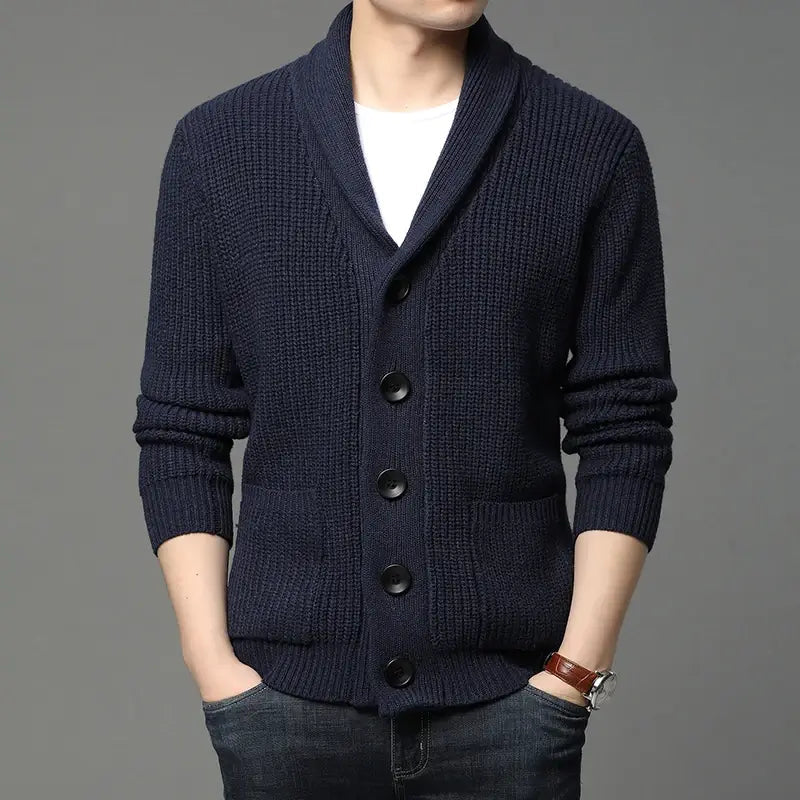 Cardigan Masculino Tricot Romenzi RZ653 em detalhe, peça premium em malha de lã e poliéster, elegante e versátil para ocasiões casuais ou formais.