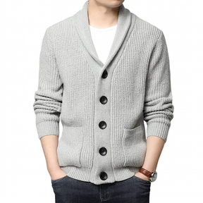 Cardigan Masculino Tricot Romenzi RZ653 em detalhe, peça premium em malha de lã e poliéster, elegante e versátil para ocasiões casuais ou formais.