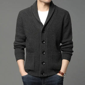 Cardigan Masculino Tricot Romenzi RZ653 em detalhe, peça premium em malha de lã e poliéster, elegante e versátil para ocasiões casuais ou formais.