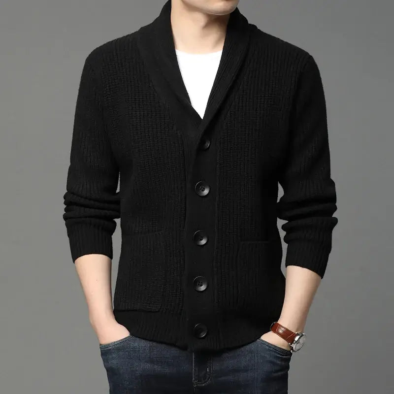 Cardigan Masculino Tricot Romenzi RZ653 em detalhe, peça premium em malha de lã e poliéster, elegante e versátil para ocasiões casuais ou formais.