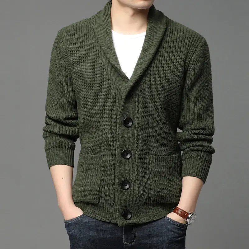 Cardigan Masculino Tricot Romenzi RZ653 em detalhe, peça premium em malha de lã e poliéster, elegante e versátil para ocasiões casuais ou formais.