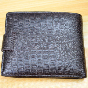 Carteira Masculina de Couro com Botão Romenzi RZ493 compacta e funcional, feita em couro legítimo para praticidade e estilo diário.