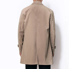 Casaco Longo Masculino Romenzi RZ133 com design clássico, tecido premium leve e macio, e decote polo, ideal para estilo e conforto em todas as ocasiões.