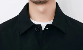 Casaco Longo Masculino Romenzi RZ133 com design clássico, tecido premium leve e macio, e decote polo, ideal para estilo e conforto em todas as ocasiões.