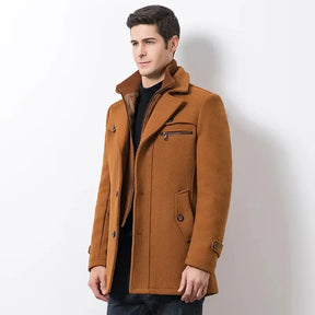 Casaco Masculino Grife Romenzi RZ132 inspirado no clássico britânico, confeccionado em algodão e lã premium, resistente, confortável e com design atemporal.