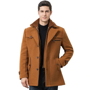 Casaco Masculino Grife Romenzi RZ132 inspirado no clássico britânico, confeccionado em algodão e lã premium, resistente, confortável e com design atemporal.