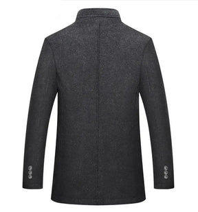 Casaco Trench Coat Masculino de Lã Grife Romenzi RZ129 em lã premium, com design britânico elegante e colete removível para maior versatilidade.