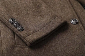 Casaco Trench Coat Masculino de Lã Grife Romenzi RZ129 em lã premium, com design britânico elegante e colete removível para maior versatilidade.