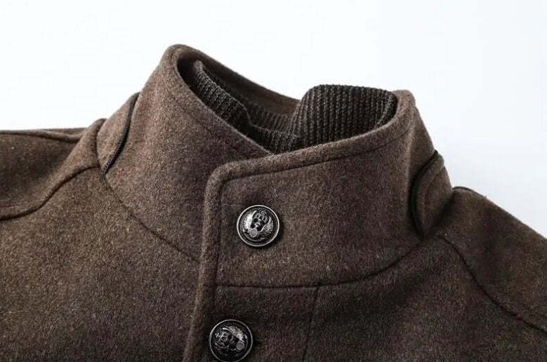 Casaco Trench Coat Masculino de Lã Grife Romenzi RZ129 em lã premium, com design britânico elegante e colete removível para maior versatilidade.