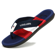 Chinelo Masculino Comfort Louluen Romenzi RZ903 em detalhe, calçado leve e resistente com palmilha em EVA e solado em borracha para máximo conforto.