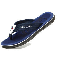 Chinelo Masculino Comfort Louluen Romenzi RZ903 em detalhe, calçado leve e resistente com palmilha em EVA e solado em borracha para máximo conforto.
