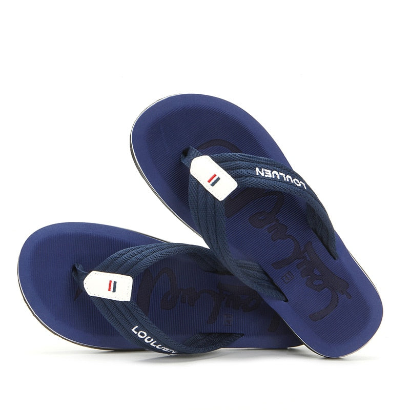 Chinelo Masculino Comfort Louluen Romenzi RZ903 em detalhe, calçado leve e resistente com palmilha em EVA e solado em borracha para máximo conforto.