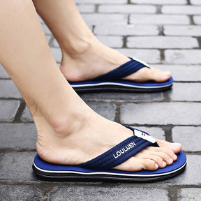 Chinelo Masculino Comfort Louluen Romenzi RZ903 em detalhe, calçado leve e resistente com palmilha em EVA e solado em borracha para máximo conforto.