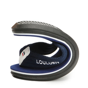 Chinelo Masculino Comfort Louluen Romenzi RZ903 em detalhe, calçado leve e resistente com palmilha em EVA e solado em borracha para máximo conforto.
