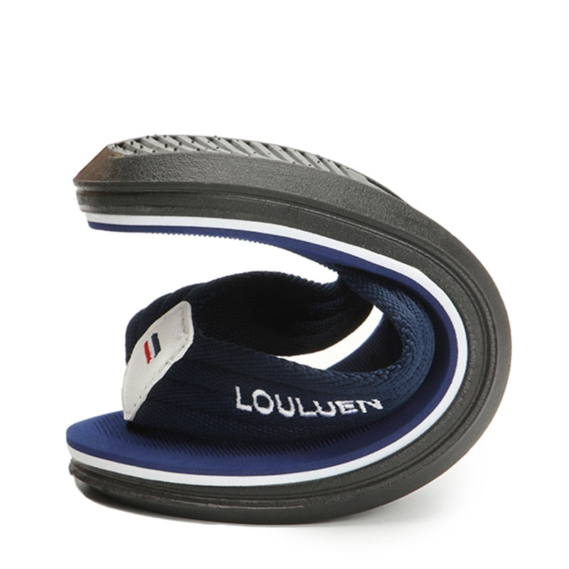 Chinelo Masculino Comfort Louluen Romenzi RZ903 em detalhe, calçado leve e resistente com palmilha em EVA e solado em borracha para máximo conforto.
