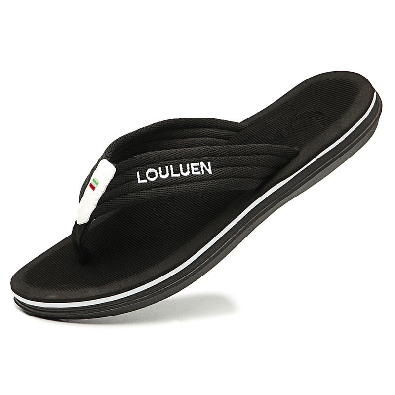 Chinelo Masculino Comfort Louluen Romenzi RZ903 em detalhe, calçado leve e resistente com palmilha em EVA e solado em borracha para máximo conforto.
