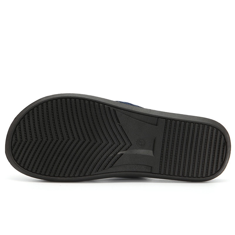 Chinelo Masculino Comfort Louluen Romenzi RZ903 em detalhe, calçado leve e resistente com palmilha em EVA e solado em borracha para máximo conforto.
