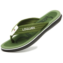 Chinelo Masculino Comfort Louluen Romenzi RZ903 em detalhe, calçado leve e resistente com palmilha em EVA e solado em borracha para máximo conforto.