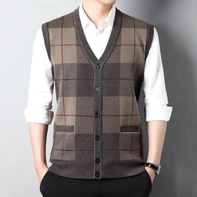 Colete Masculino Com Botões Austin Romenzi RZ654 em detalhe, peça clássica elegante e resistente, ideal para compor produções casuais ou formais.