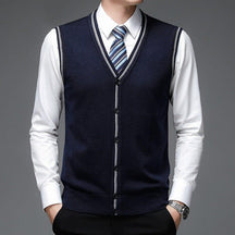 Colete Masculino de Lã com Botões Romenzi RZ655 em detalhe, peça elegante e resistente em lã premium, ideal para looks casuais ou formais sofisticados.