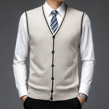Colete Masculino de Lã com Botões Romenzi RZ655 em detalhe, peça elegante e resistente em lã premium, ideal para looks casuais ou formais sofisticados.