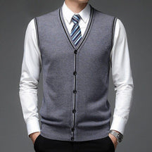 Colete Masculino de Lã com Botões Romenzi RZ655 em detalhe, peça elegante e resistente em lã premium, ideal para looks casuais ou formais sofisticados.