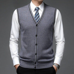 Colete Masculino de Lã com Botões Romenzi RZ655 em detalhe, peça elegante e resistente em lã premium, ideal para looks casuais ou formais sofisticados.